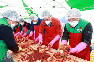 울진군새마을회 ‘사랑으로 버무린 김장김치’