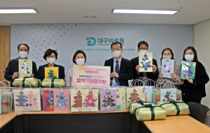 “취약 어르신들에 행복 박스로 따듯한 겨울 전달”