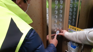 경북 영주시 휴천2동지역사회보장협 엘리베이터‘인사하기 문구’ 스티커 부착