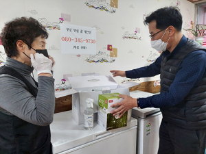 울진군, 위생업소에 방역물품꾸러미 배부