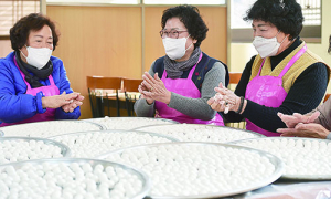 정성스럽게 빚는 동지 새알