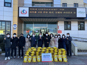 풍각면에 새해 들어 겨울철 한파도 물리치는 따뜻한 나눔이 줄을 잇고 있어 관내 훈훈한 미담이 되고 있다.  송서1리 김길두씨(43세, 농업)와 봉기2리 변종희씨(32세, 자영업)가 그 주인공으로 지난 18일, 이번 해에도 어김없이 쌀500kg(190만원)와 라면50박스(120만원)를 기탁해 왔다. 청년농업인 김길두씨와 사업가 변종희씨는 각별한 고향 선후배 사이로 10년 넘게 함께 꾸준히 기부를 실천해 오며 고향사랑을 실천해 오고 있다. 김용부 풍각면장은