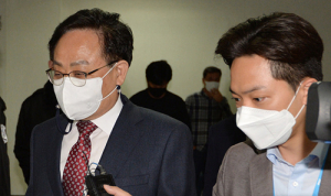 뇌물수수 등 혐의 엄태항 봉화군수, 징역 1년