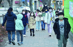 ‘새학기 개학 시작’ 학교에 등교하는 학생들