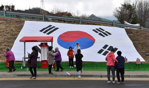 박근혜 전 대통령 사저 찾은 시민들