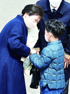 박근혜 전 대통령에게 건네지는 꽃다발