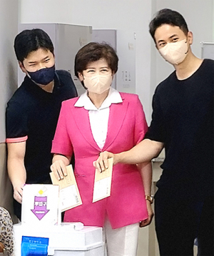 강은희 대구교육감 후보, 두 아들과 함께 사전투표