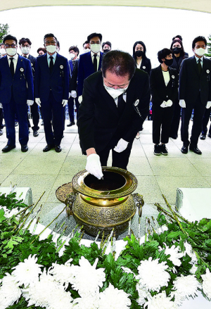 홍준표 대구시장 당선인 ‘충혼탑 참배’