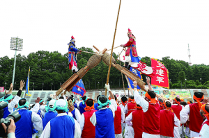 안동시민체육대축전서 차전놀이 시연