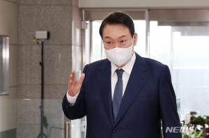 尹은 ‘말’ 줄이고 참모들 전면에…대통령실 ‘메시지 관리’
