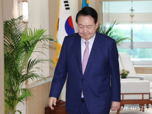 업무 복귀하는 윤석열 대통령 ‘참모진 쇄신’ 극약 처방할까
