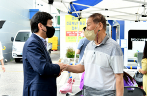 조현일 경산시장, 긴급재난지원금 접수 현장 방문