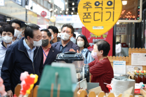 尹대통령의 추석 ‘약자·민생’ 행보에 지지율 회복할까