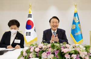 尹‚ 이재명 영수회담에 ‘다자 회동’ 역제안 가닥…李 수용 주목