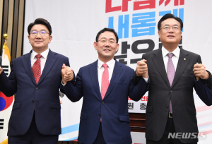 주호영‚ 내홍 수습·野 공격 대응·전대 일정 확정 등 과제