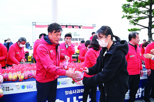 청송군, 부산 광안리 해수욕장서 청송사과 홍보전