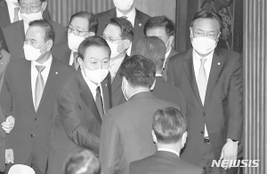 尹-與지도부 관저 3시간 만찬…尹‚ 국조 언급 없이 주호영 ‘포옹’