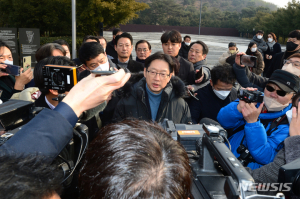 與‚ 김경수 ‘받고싶지 않은 선물’에 “통합 저해 무도한 언행”