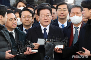 檢 출석 이재명 “없는 죄 조작 사법 쿠데타… 당당히 맞설 것”