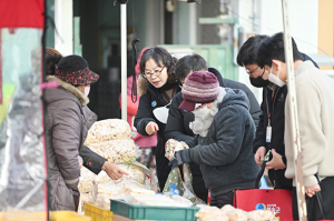 청송군, 설명절 전통시장 장보기 행사로 지역경제 활성화 앞장