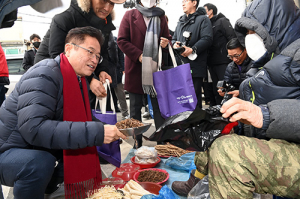 이철우 경북도지사, 전통시장서 장바구니 물가 직접 챙겨