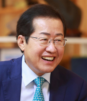 홍준표 “도시철도 무상 이용 연령 6월부터 70세 이상 검토”