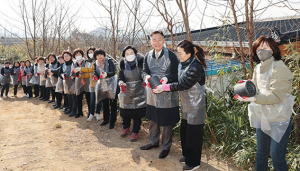 칠곡군청여성공무원, 연탄배달봉사·난방비 지원