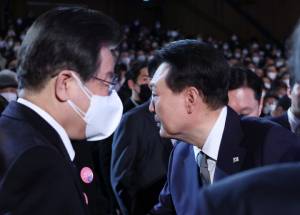 尹, 3·1절 기념식서 이재명과 대화없이 ‘짧은 악수’