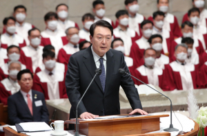 尹, 부활절 예배 참석…“우리사회 약자 보듬어 갈 것”