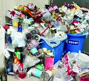 ‘분리수거 제대로 하지 않아’…사범대 쓰레기통에 공분