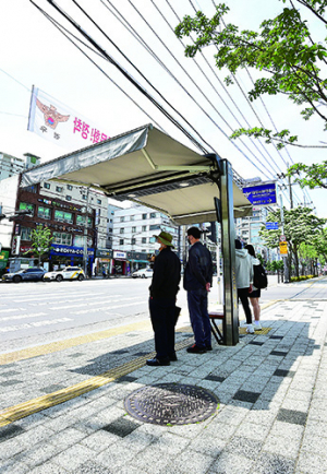 햇빛 피해 스마트 그늘막으로 모인 시민들