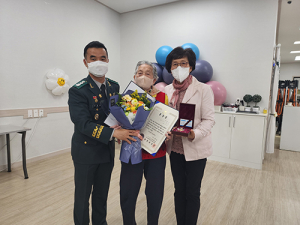 ‘고줒을 수호해주신 선배 전우님께 화랑무공훈장을 드립니다’