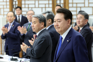 尹, 文정부 연일 비판 “정치이념에 국방체계 골병”