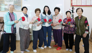 ‘칠곡 할매들’ 한글 가르치는 선생님들의 헌신 ‘감동’