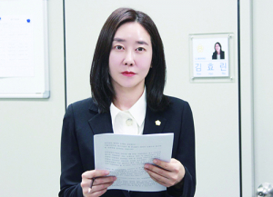 ‘짝퉁 판매’ 김효린…野에 “국면전환용 퍼포먼스”
