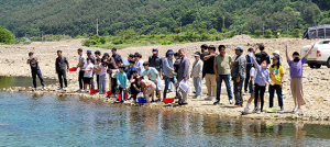 경주 산내 동창천에 어린 다슬기 34만 마리 방류
