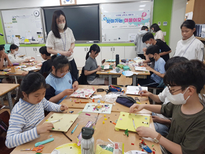 범어1동 우리마을 교육나눔위, 재활용 시계 만들기 진행