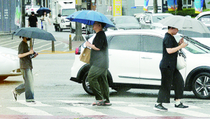 우산 쓰고 길 지나는 시민들