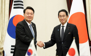 한일정상회담에…여 “매듭 풀어” vs 야 “일본 대변”