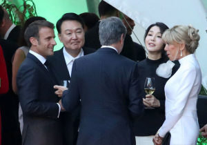 尹 ‘부산 엑스포’ 1호 영업사원…나토 만찬장서 화제