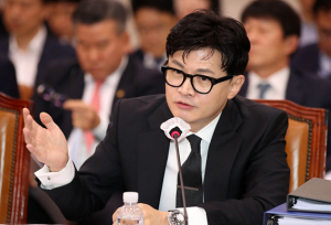 한동훈 “제 표정까지 관리하시나요” 박범계와 설전