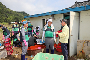 중구, ‘군위군 수해 복구’ 현장찾아 구슬땀