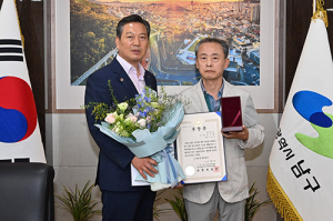 조재구 남구청장, 6·25참전유공자 유족에 화랑무공훈장 전수