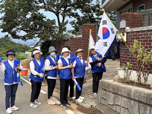 한국자유총연맹달성군지회, 태극기 달아주기 실시