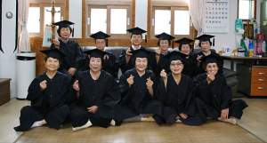 성주읍 ‘노년은 즐겁다’...우리마을학교 졸업사진 촬영