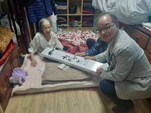 울진읍, 100세 어르신에게 장수 지팡이 ‘청려장’ 전달