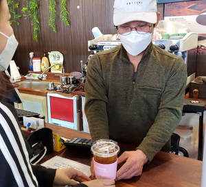 영양군보건소, 소상공인 카페 ‘건강 컵홀더’ 지원 