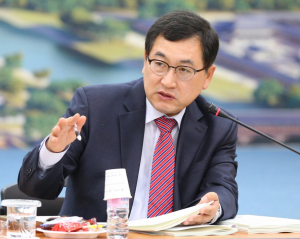 '2025 APEC 경주 유치' 사활건 한판승부