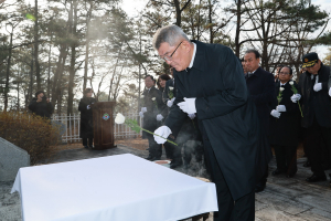 김학동 예천군수, 신년 충혼탑 참배로 2024년 업무 시작 
