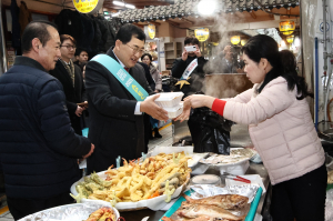 주낙영, 전통시장 설맞이 장보기...경제살리기 동참